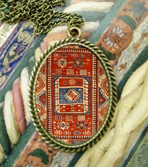 Վզնոց հայկական գորգանախշերով։ Հեղինակ՝ Անահիտ Հարությունյան