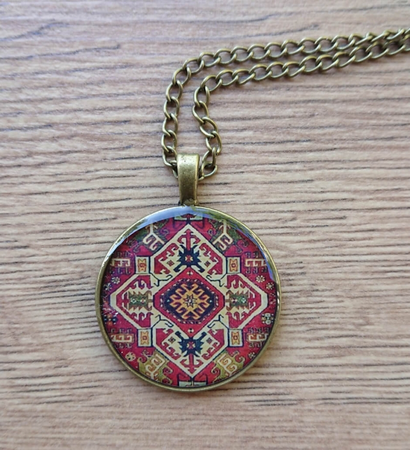 Կլոր ապակեպատ վզնոց հայկական զարդանախշերով։ Հեղինակ՝ Անահիտ Հարությունյան